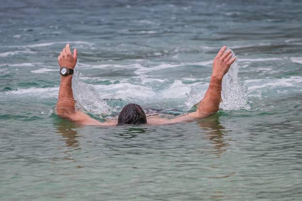 Makarska: Robert Tarčuki svaki dan se kupa unatoč zimi