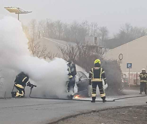 Zapalio se automobil: 'Gorio je iznutra, baš se jako dimilo...'