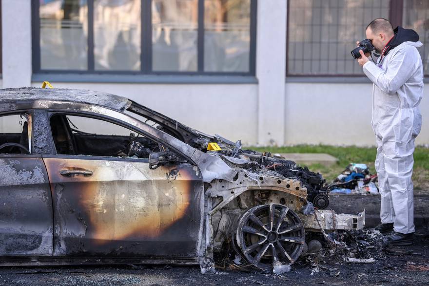 U zagrebačkim Utrinama izgorilo više automobila