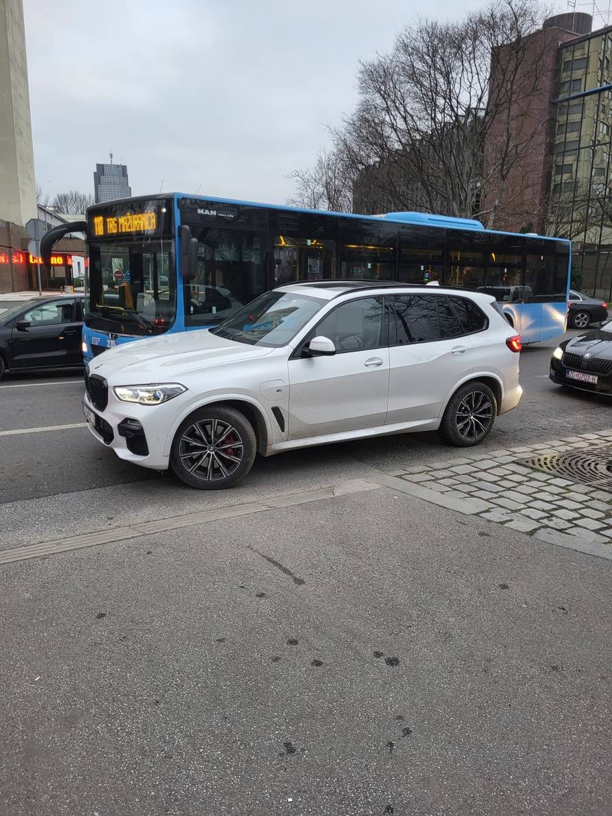 'Ova gospođa u BMW-u zaobilazi gužvu i vozi kraj djece koja idu u školu! To je sramota!'