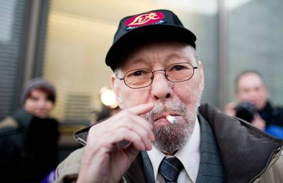 Imao srčani udar: Najpoznatiji pušač preminuo je u 79. godini