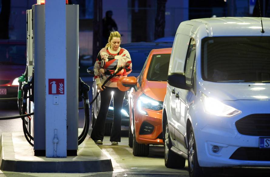 Sisčani pohrlili na benzinske postaje uoči poskupljenja 