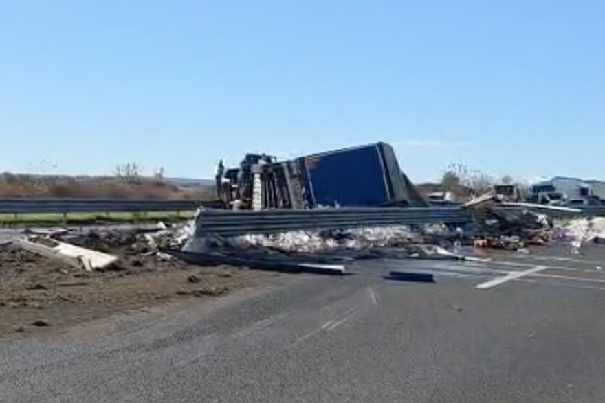 Kamion probio ogradu, prekinut promet na obilaznici