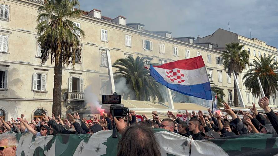 FOTO Gotov prosvjed na Rivi: Torcidaši su došli pred zgradu suda i urlali 'Za dom spremni'