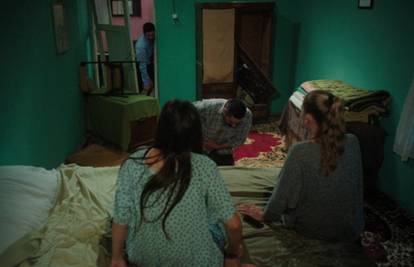 Kasim riskira život da zaštiti Ozlem i Ebru od napadača