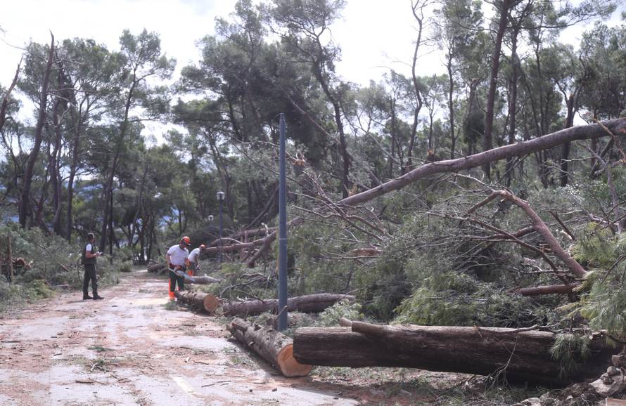 Posljedice velikog nevremena u Splitu, Marjan oštećen i zatvoren za građane