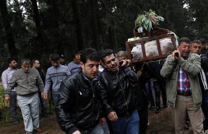 Obitelji pokopale stradale u Turskoj, policija privela 9 ljudi