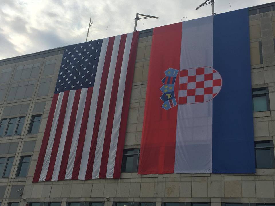 Ogromne zastave osvanule na američkoj ambasadi u Zagrebu