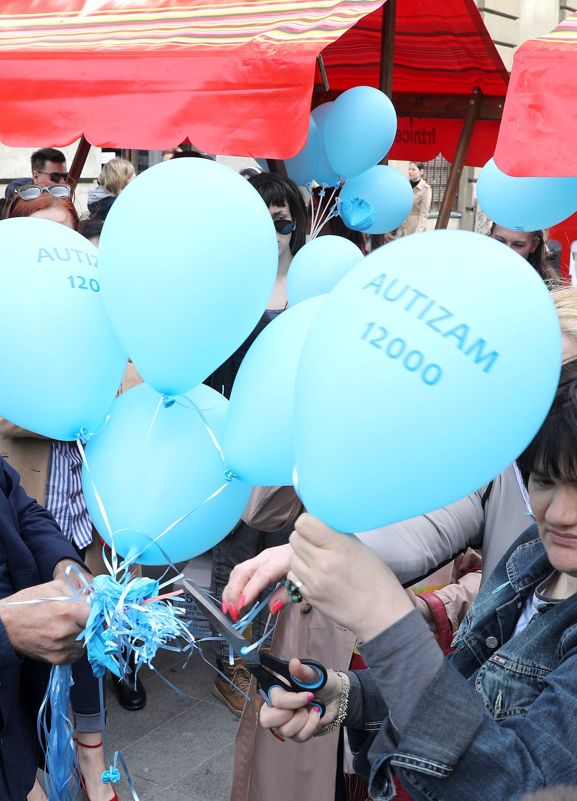 Svjetski dan autizma: Pustili plave balone u centru Zagreba