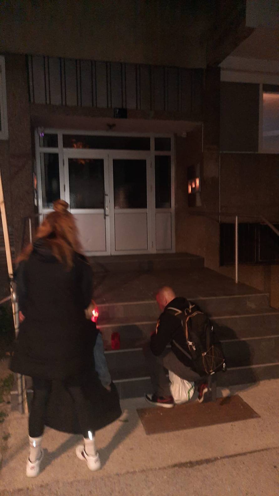 VIDEO Emotivni prizori: Brojni građani pale svijeće za Bareta ispred zgrade u kojoj je živio