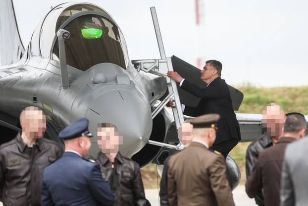 Zagreb: Predsjednik Zoran Milanović pregledao Rafale i popeo se na jednog