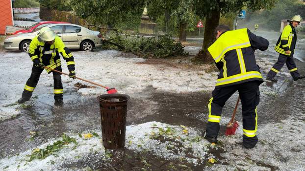 Eine heftige Unwetterfront beendete den extrem heißen Sommertag in Westdeutschland. Aus Frankreich und Luxenburg zogen a