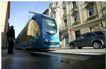 Zagreb: U sudaru tramvaja i auta ozlijeđena osoba