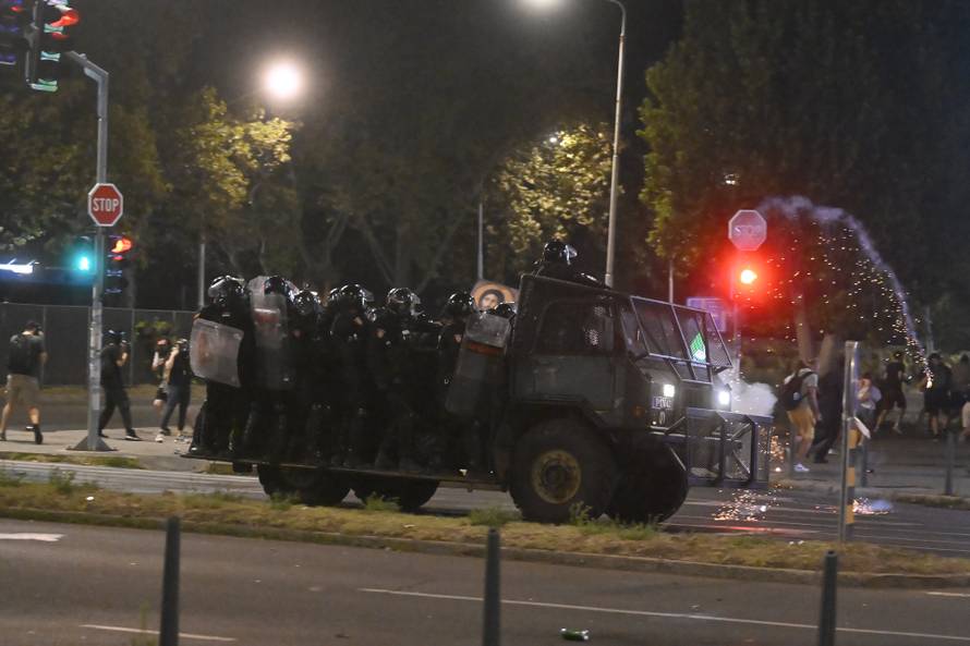 Policija i vojska suzavcima rastjerala okupljene prosvjednike u Novom Beogradu