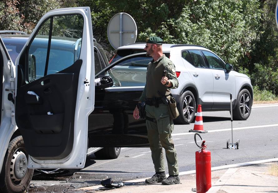 Šibenik: Sudar automobila i vozila saniteta kod Morinjskog mosta, šest osoba prevezeno u bolnicu 