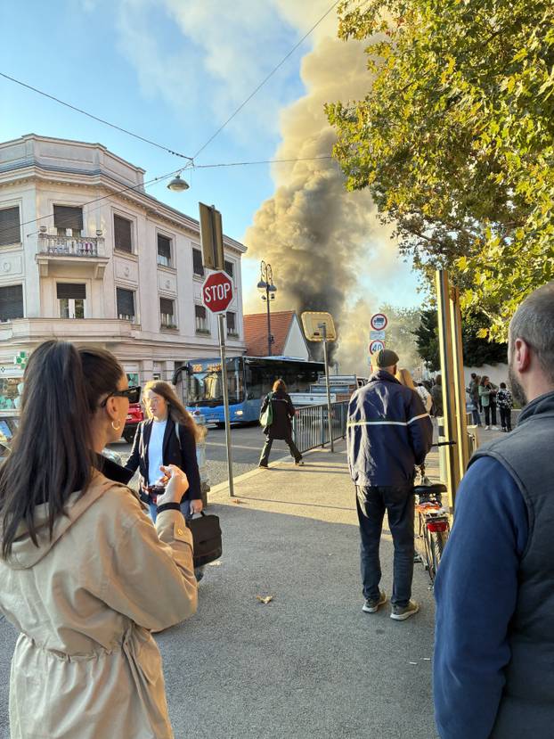 FOTO Dramatični prizori iz Zagreba: Zapalila se kuća kod Kaptola, nebom se širi gusti dim