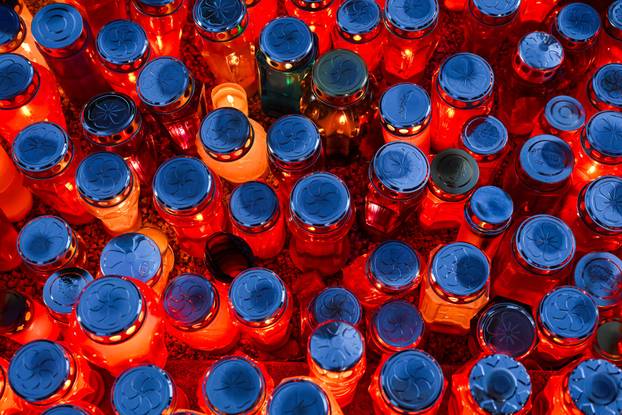 Paljenje svijeća na gradskom groblju Mirogoj