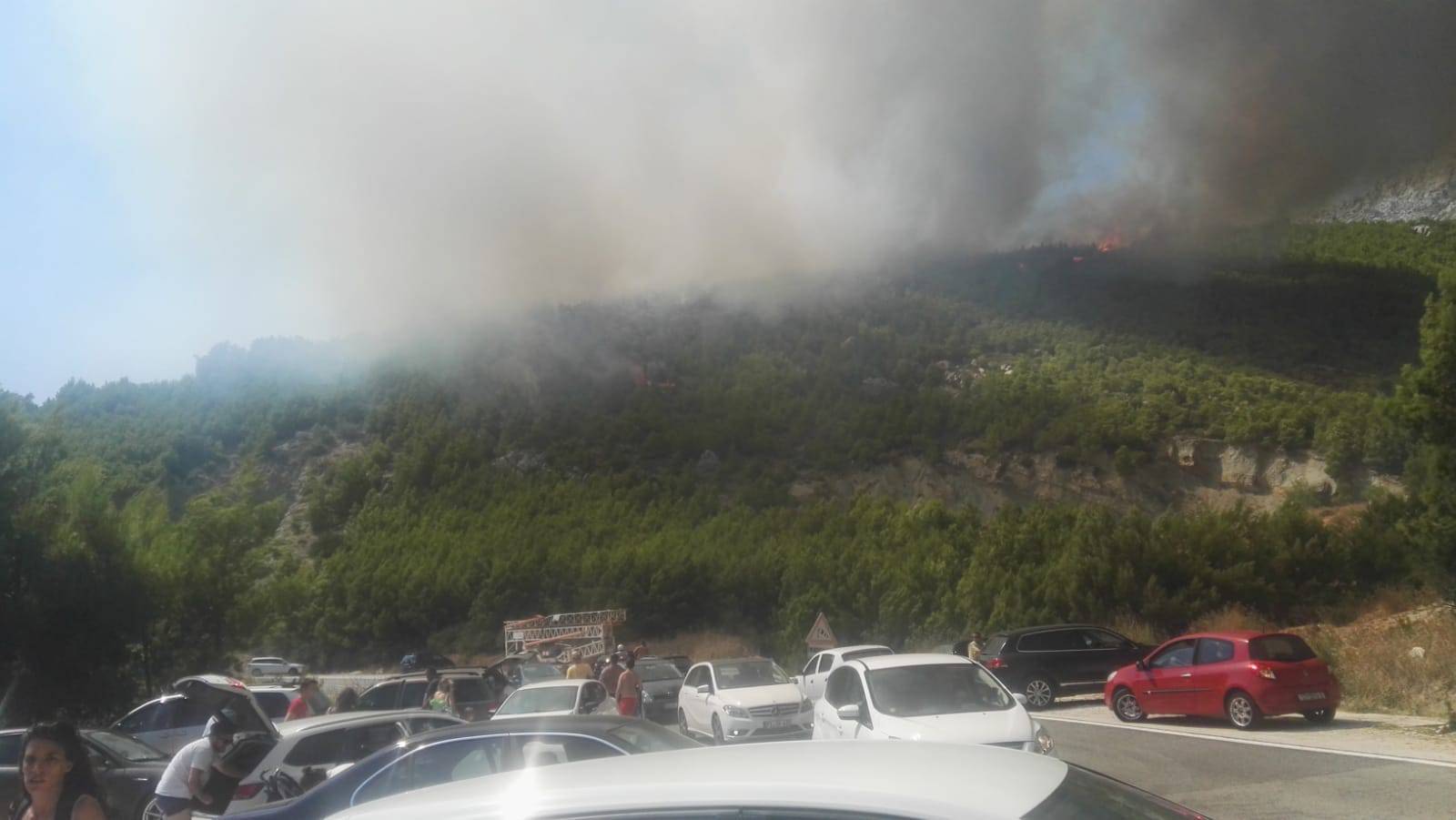 Vatra se širi: Dvije kuće skoro izgorjele, turisti spašavali aute