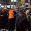 VIDEO Dok Vučić ne završi govor nema odlaska! Pogledajte kako vraćaju ljude u ograđeni prostor