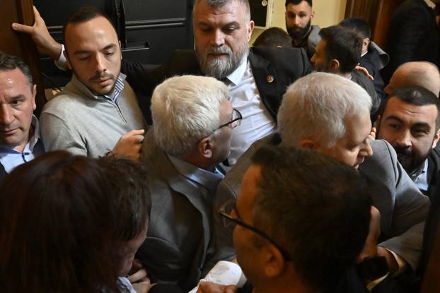 Beograd: Tučnjava u parlamentu, predstavnici opozicije pokušali spriječiti održavanja kolegija