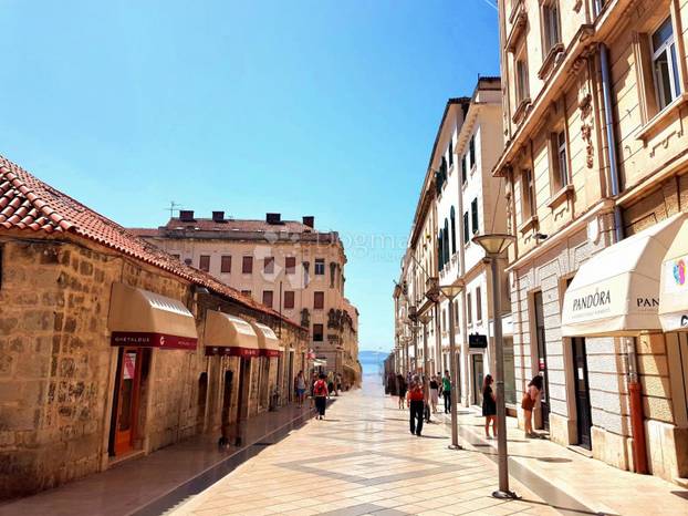 FOTO 'Namještaj iz doba Juge i bakina deka': Ovaj stan u Splitu prodaju za skoro 2 milijuna eura