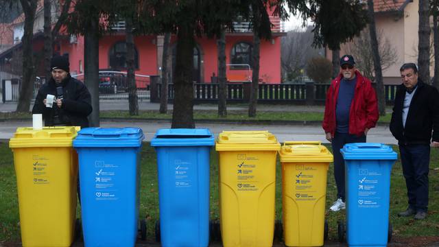 Karlovac: Gradska tvrtka Čistoća startala s podjelom plavih spremnika za otpad kućanstvima