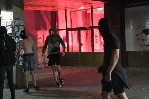 Valjevo: Grupa maskiranih muškaraca u prosvjedu zapalila prostor Gradske uprave