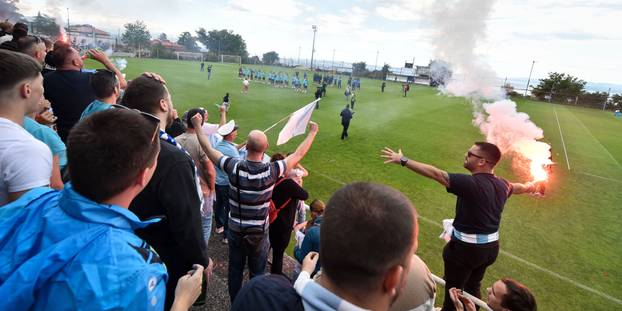 FOTO Navijačko ludilo u Rijeci! Navijači u velikom broju stigli na trening uoči dana odluke