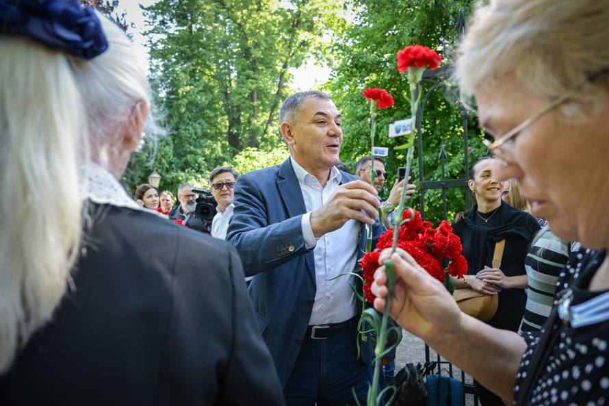 Zagreb: Ivica Lovrić dijelio je karanfile građanima