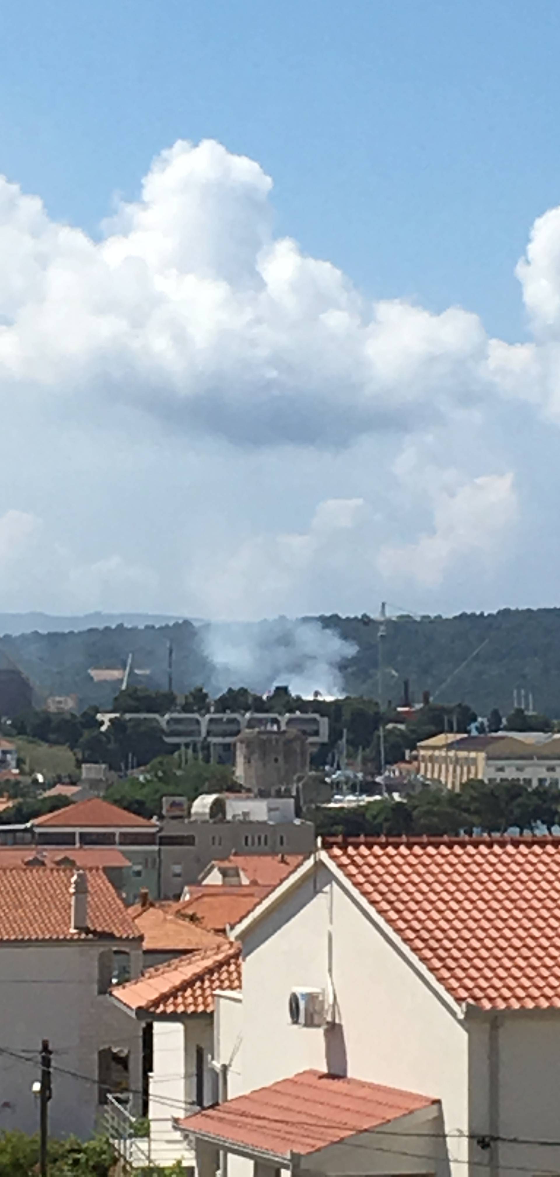 Ugašen požar u 'Brodotrogiru', dvoje vatrogasaca ozlijeđeno