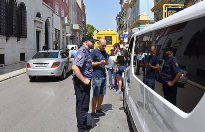 Prosvjed taksista u Puli: 'Uber i Cammeo tu voze bez dozvola'