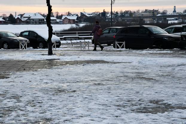 Zaleđene prometnice i javne površine Slavonskog Broda otežavaju kretanje građana