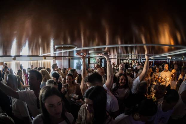 Split: Atmosfera na trajektu koji vozi na koncert Trag u beskraju