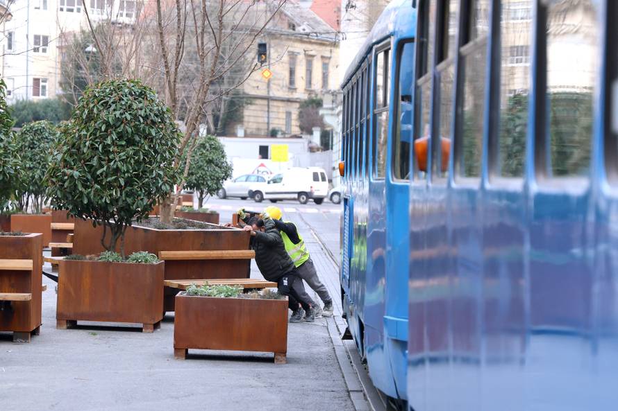 Zagreb: Radnici morali pomicati žardinjere u Draškovićevoj kako bi kamion mogao dostaviti građevinski materijal