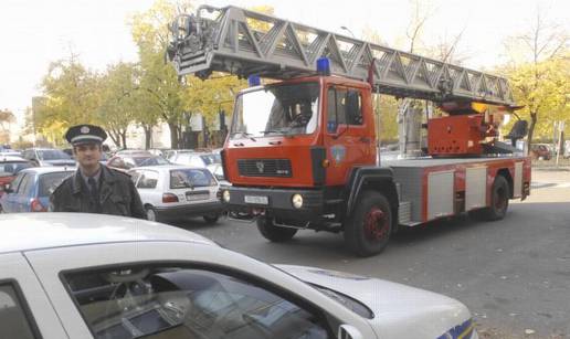 Usred noći mu polili auto razrjeđivačem i zapalili ga