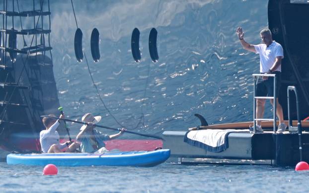 Lastovo: Poznati na jahti Jeffa Bezosa zabavljali se na palubi i u moru