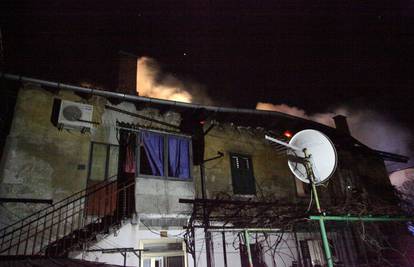 Vatra progutala osam stanova, vatrogasci požar gasili satima