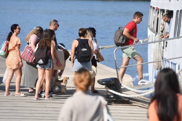 Šibenik: Spas od vru?ina mnogi su odlu?ili potražiti na otocima 
