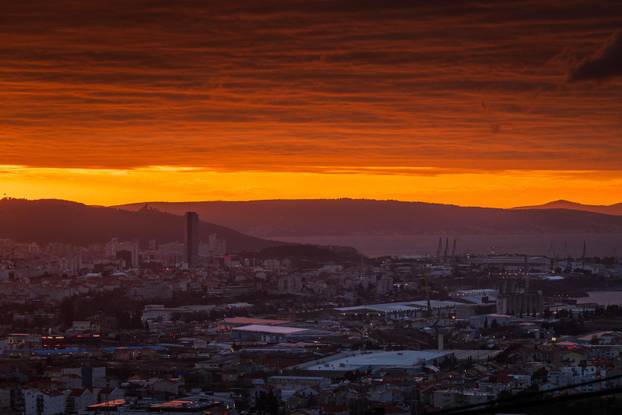 Mravince: Pogled na Split i zalazak sunca iza tmurnih oblaka