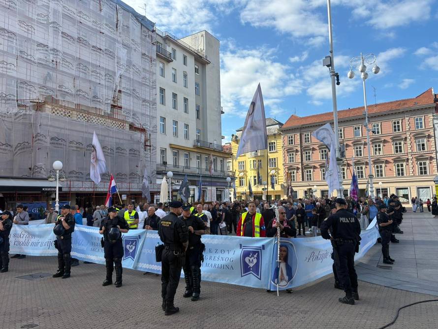 VIDEO Klečavci opet zauzeli Trg bana Jelačića. Tu je i prosvjed kontra njih, pjevali 'Bella Ciao'