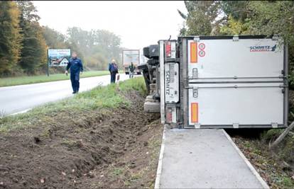 Sreća u nesreći: Kamion sletio s ceste u jarak, vozač preživio