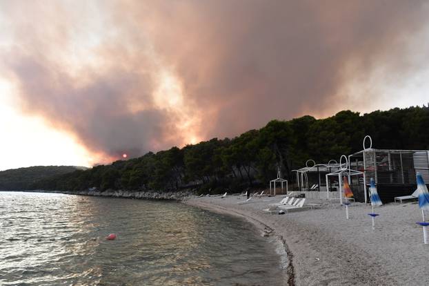 U blizini Trogira izbio požar, u gašenju pomažu i tri protupožarna aviona