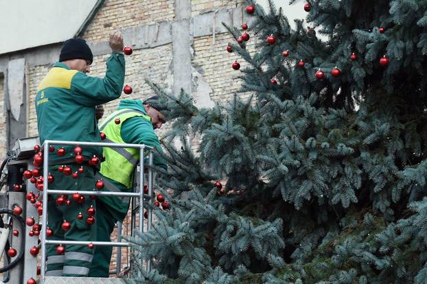 Sisak: Ukrašavanje božićnog drveta u središtu grada