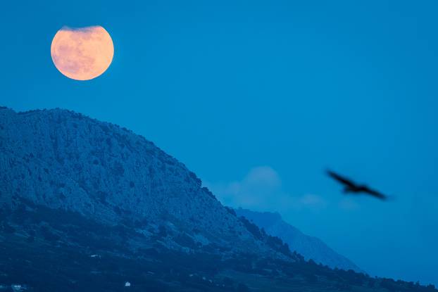 Split: Pogled na izlazak punog Mjeseca iznad planine Perun