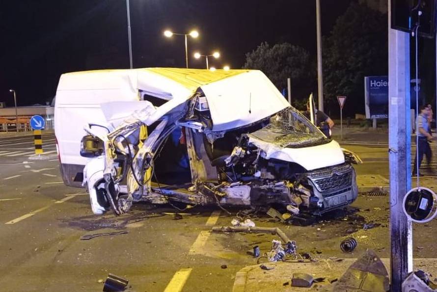 Zadar: Pijan se kombijem zabio u semafor, poginuo mu je pas