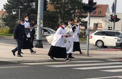 Mobilna euharistija: Svećenik i ministranti kružili po Jarunu