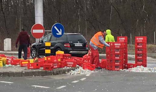 Staklena Slavonska avenija: Iz kamiona na cestu ispale gajbe