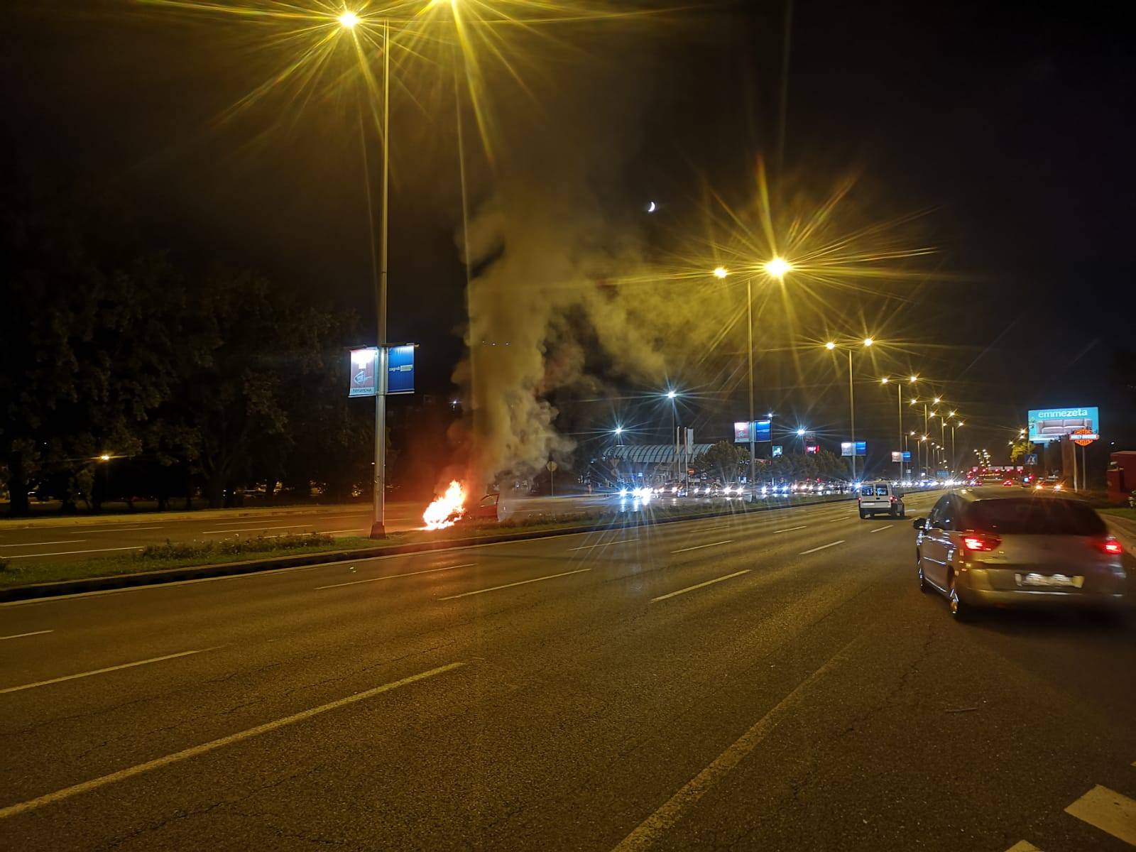 Video: Zapalio se auto na cesti u Zagrebu, muškarci istrčali van