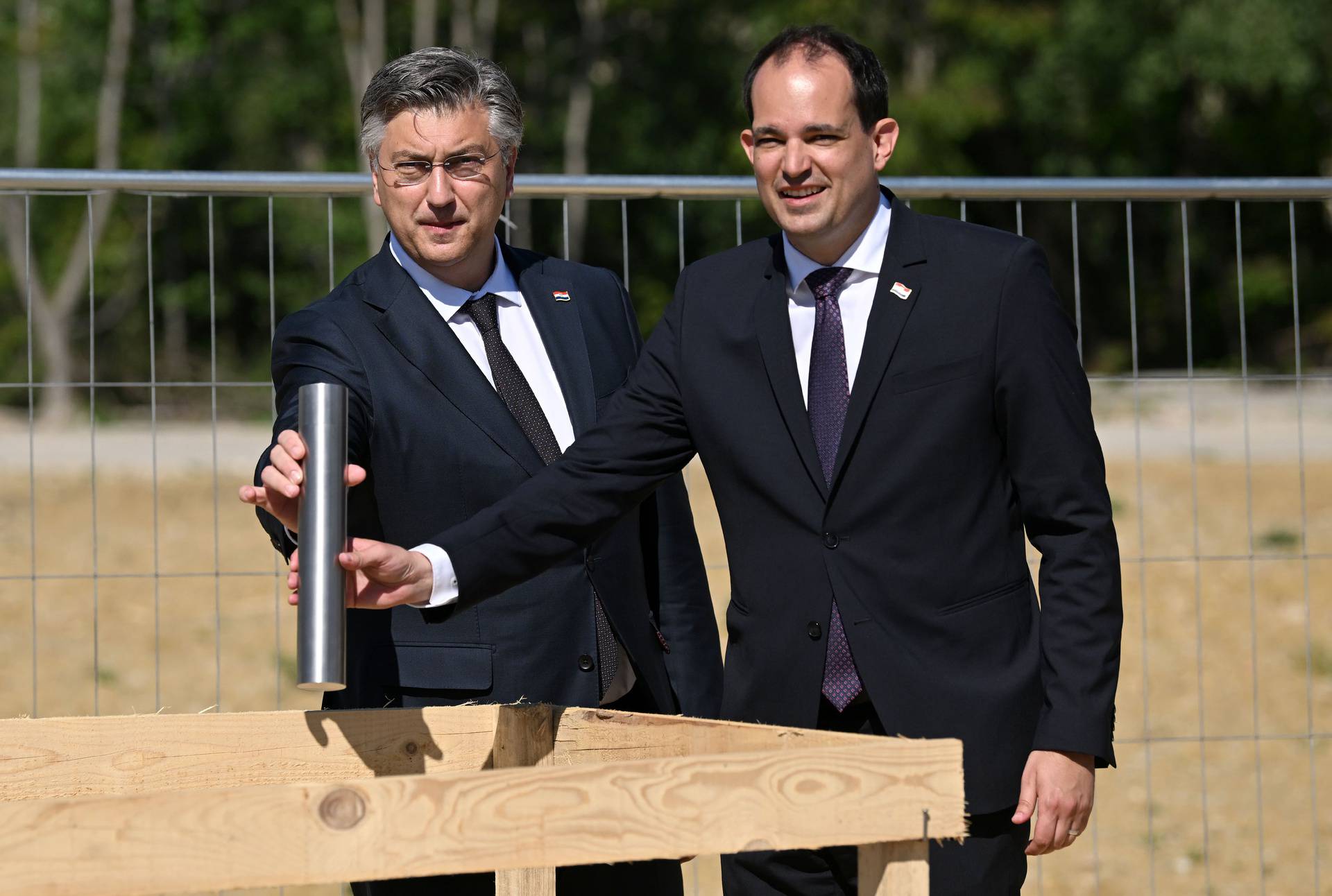 Plenković s ministrom Ivanom Malenicom postavio kapsulu i time označio početak radova na Trgu pravde u Zagrebu