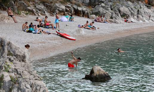 FOTO Samo su se hrabri usudili otići na plažu prije oluje u Rijeci